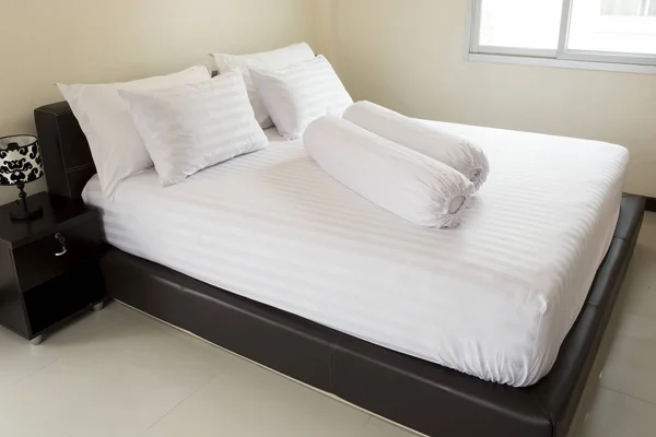 Білі подушки на ліжку Зручні м'які подушки на ліжку — стокове фото