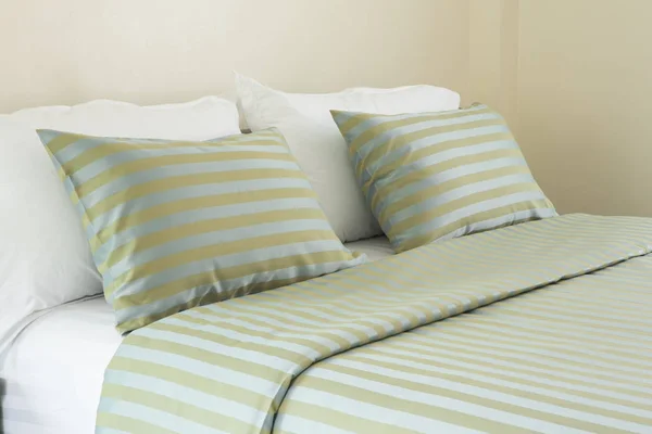 Cómodas almohadas suaves en la cama —  Fotos de Stock