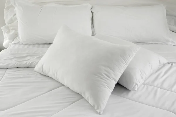 침대에 깔기에 편한 부드러운 침대보를 깔고 흰 베개를 누른다 — 스톡 사진