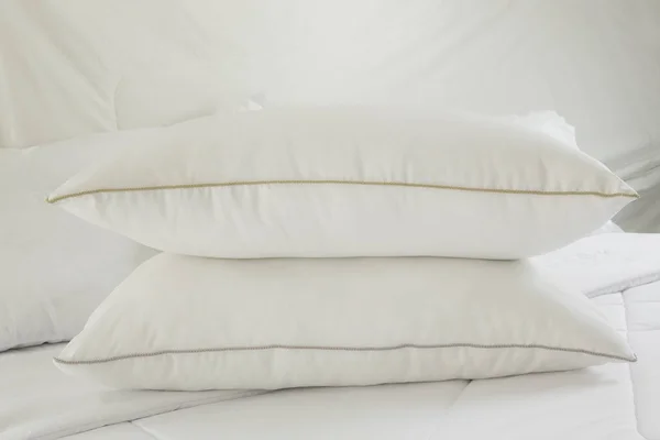 Λευκά μαξιλάρια σε ένα κρεβάτι Άνετα μαλακά μαξιλάρια στο κρεβάτι — Φωτογραφία Αρχείου