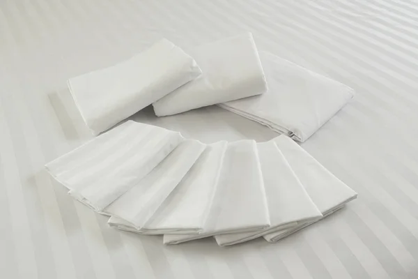 Funda de almohada blanca sobre cama blanca — Foto de Stock