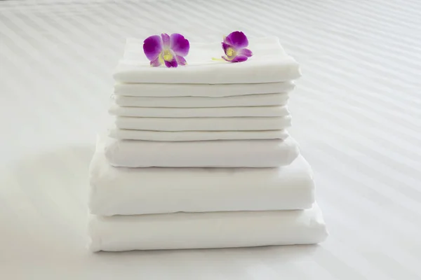 Funda de almohada blanca sobre cama blanca — Foto de Stock