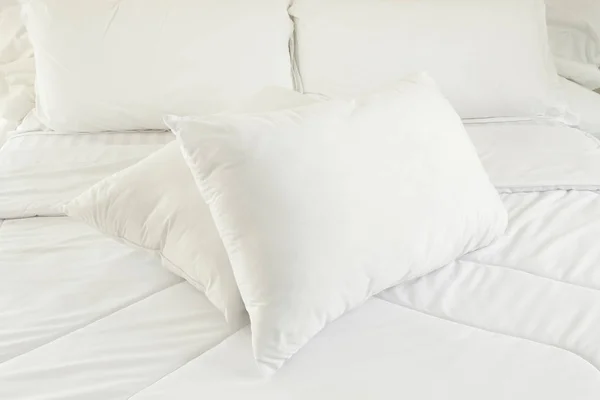 White pillows on a bed Comfortable soft pillows on the bed — Stock Photo, Image