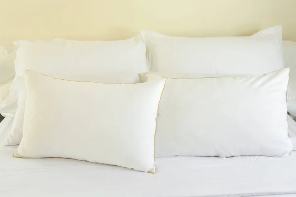 Білі подушки на ліжку Зручні м'які подушки на ліжку — стокове фото