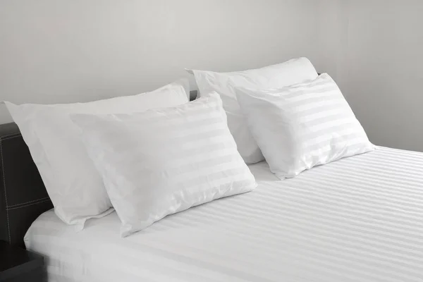 Travesseiros brancos em uma cama Travesseiros macios confortáveis na cama — Fotografia de Stock
