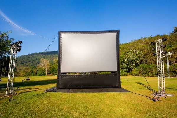 Bahçedeki projeksiyon perdesi