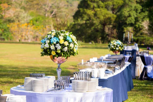 Matrimonio di lusso Bellissimi fiori sul tavolo — Foto Stock