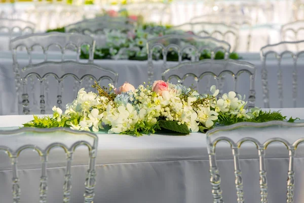 Luxurious wedding Beautiful flowers on the table — Stock Photo, Image