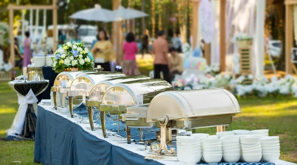 Açık büfe parti masası bahçede..