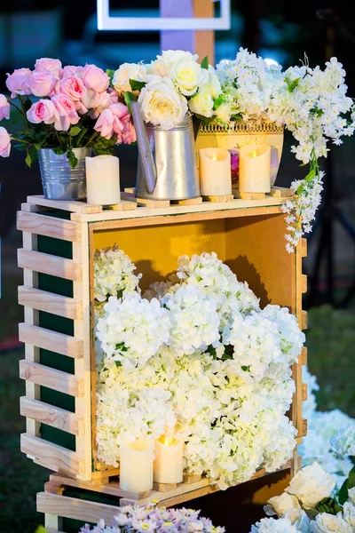 Luxusní svatební krásné květiny na stůl — Stock fotografie