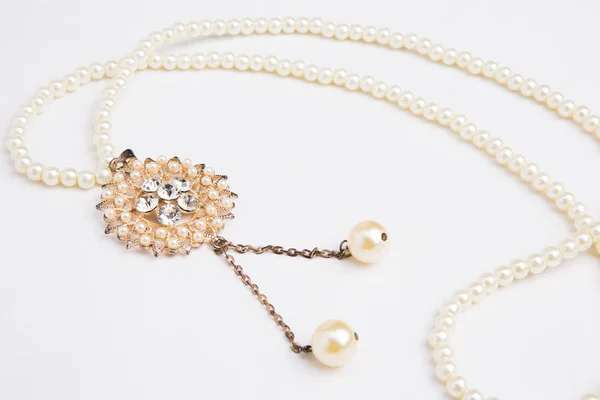 白い背景の上の真珠のネックレス — ストック写真