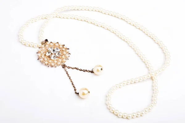 白い背景の上の真珠のネックレス — ストック写真