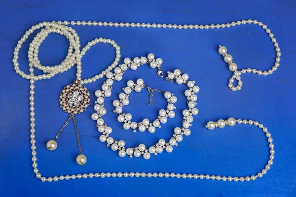 Perly náhrdelník na modrém pozadí — Stock fotografie