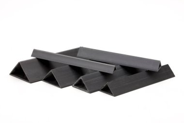 Vinil çit profilleri üzerinde beyaz izole