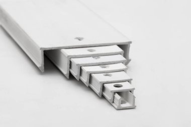 Vinil çit profilleri üzerinde beyaz izole