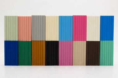 Vinil çit profilleri üzerinde beyaz izole