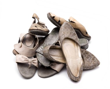 Beyaz zemin üzerinde eski Ayakkabı