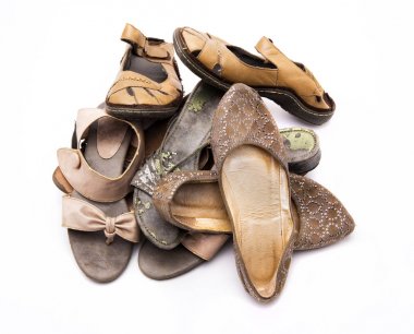 Beyaz zemin üzerinde eski Ayakkabı