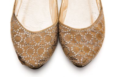 Beyaz zemin üzerinde eski Ayakkabı