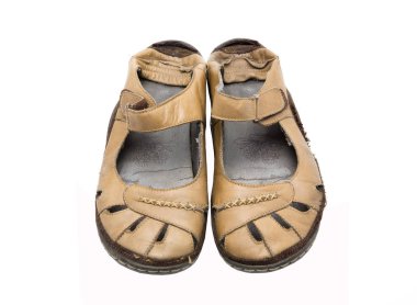 Beyaz zemin üzerinde eski Ayakkabı