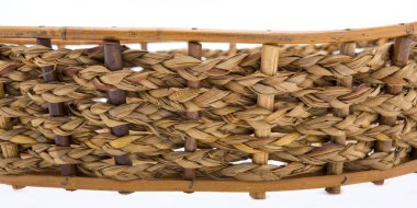 Boş hasır sepet beyaza izole edildi