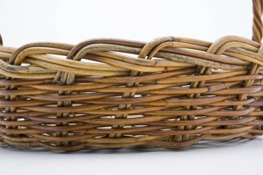 Boş hasır sepet beyaza izole edildi