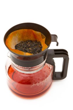 Beyaz zemin üzerinde bir demlik çay fincan.