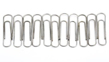 Beyaz arkaplanda gümüş ataç izole edildi