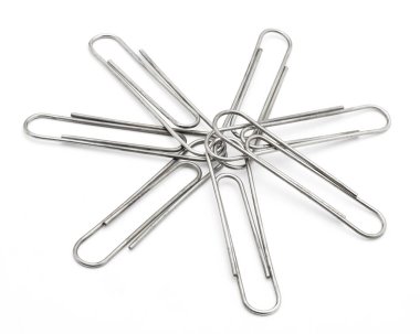 Beyaz arkaplanda gümüş ataç izole edildi