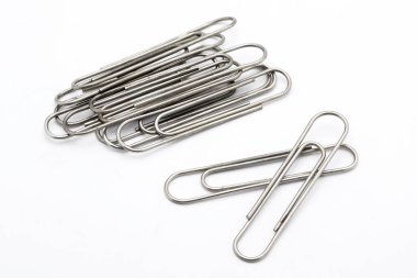 Beyaz arkaplanda gümüş ataç izole edildi