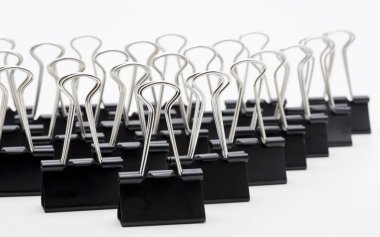 Siyah ataç beyaz arkaplanda izole edildi.