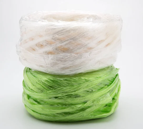 Bobina de cuerda de plástico sobre fondo blanco —  Fotos de Stock