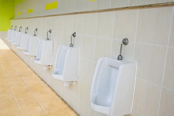 Un hombre en un baño público — Foto de Stock