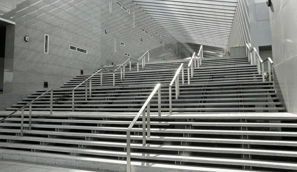 건물 앞 큰 계단 — 스톡 사진