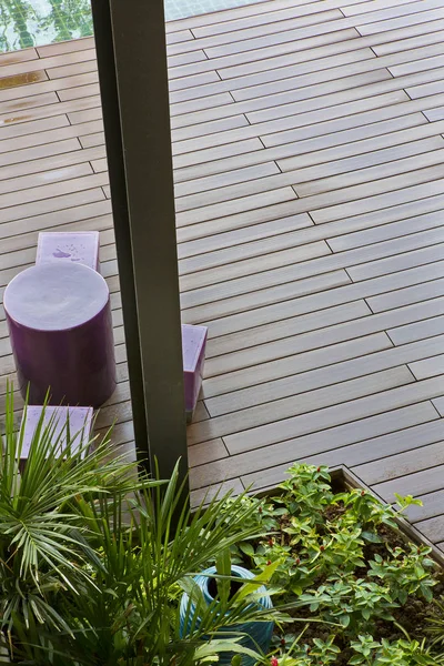 bahçede bir koltuk.