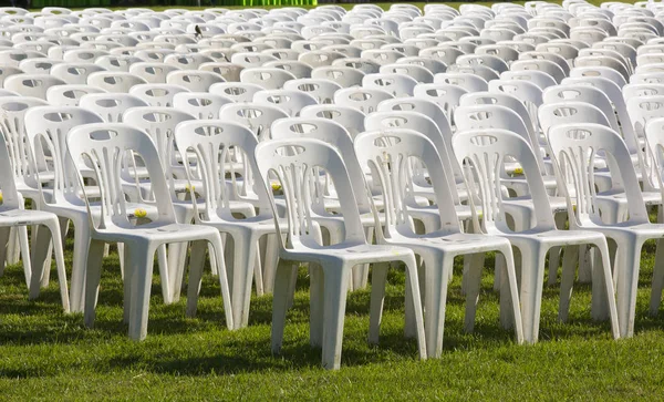 Białe krzesło na trawniku — Zdjęcie stockowe