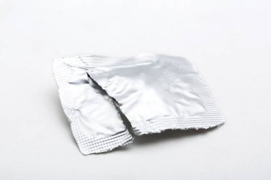 Beyaz bir arka plan üzerinde iki folyo torbalar.