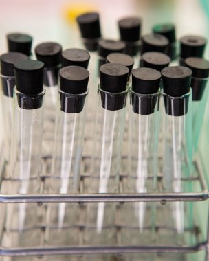 Bilim adamları kimyasal sıvı cam tüp koymak..