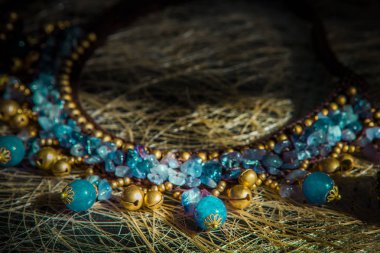 Güzel dekore edilmiş güzel taş kolye.