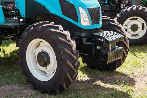 Modern Traktor Moderna Jordbruksmaskiner — Stockfoto