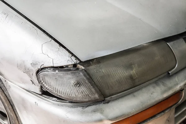 Detail van de voorste koplamp van een oude auto in parkeergarage — Stockfoto