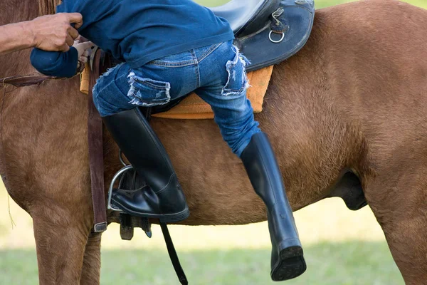 Ridning i gräsmattan. — Stockfoto