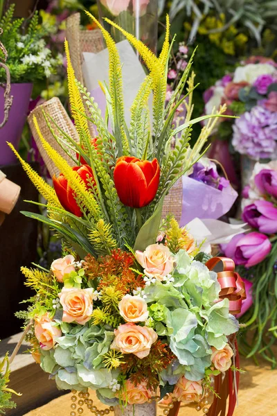 Flowers for the wedding ceremony. Beautiful decoration — Stock Photo, Image