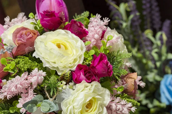 Flowers for the wedding ceremony. Beautiful decoration — Stock Photo, Image
