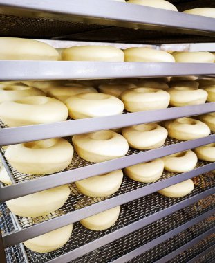 Donut flour will be imported into the oven.