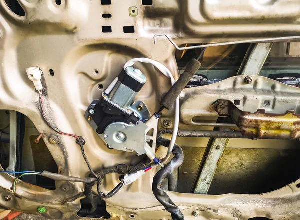Utensili meccanici per riparare le porte delle auto — Foto Stock