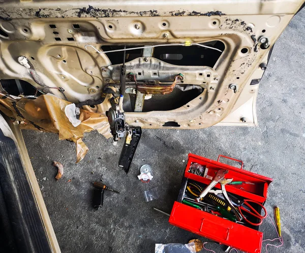 Utensili meccanici per riparare le porte delle auto — Foto Stock