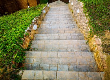 Tatil köyündeki betondan yapılmış merdiven.