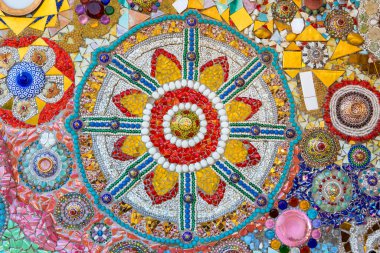 Duvarda renkli renklerle süslenmiş fayanslar..