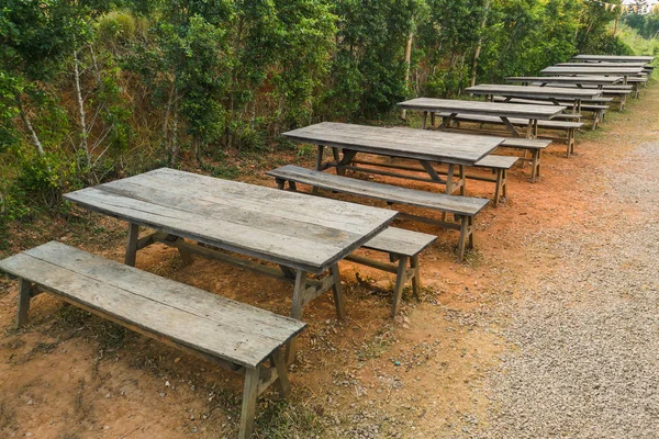 Otelde yemek için masa ve sandalyeler.